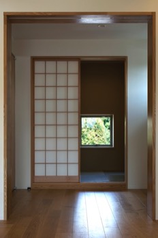  Japanese room sliding doors and window screens open. 