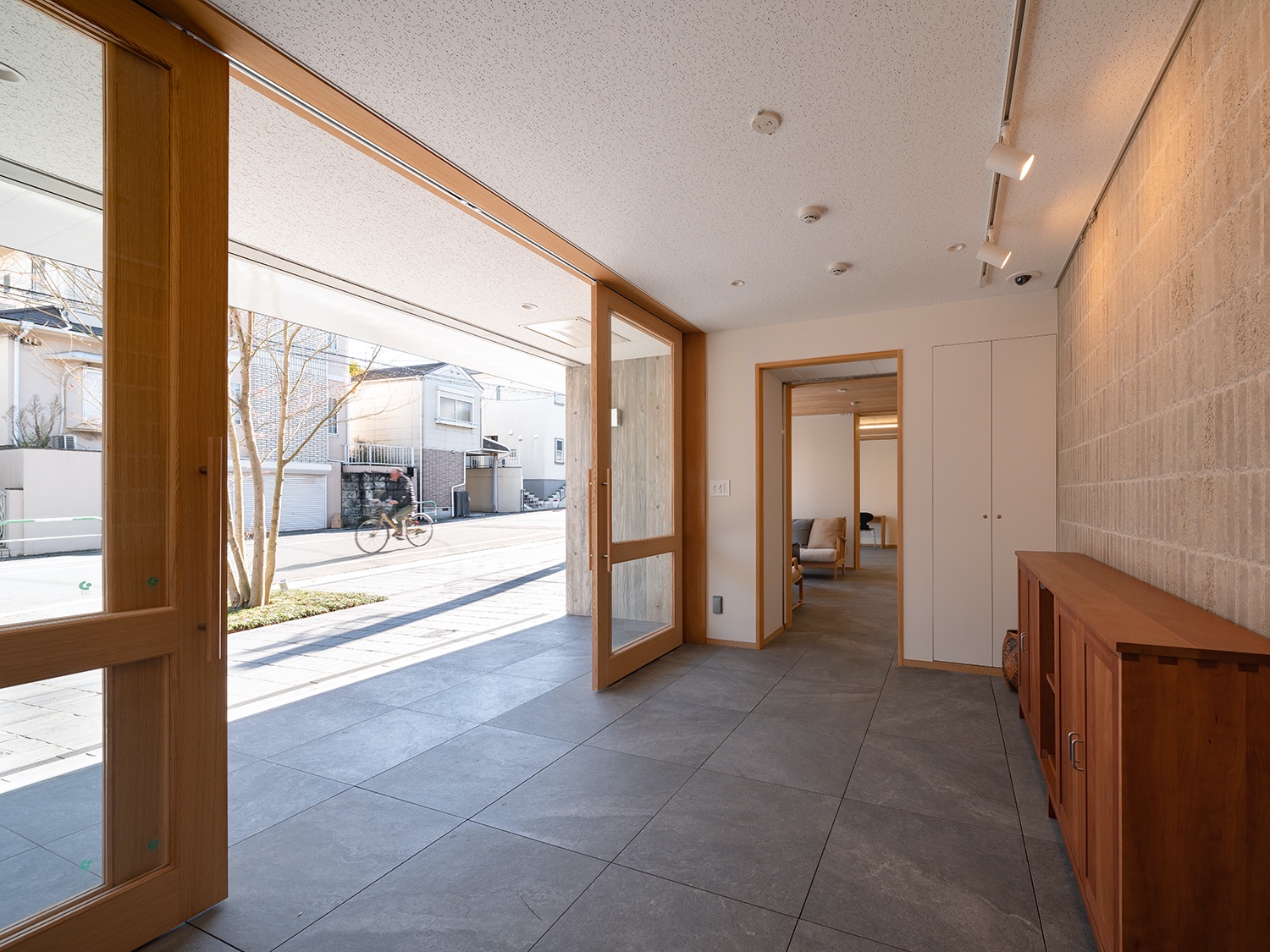 Entrance lobby and lounge   Entrance lobby and lounge