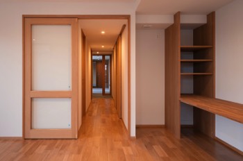  Residence entrance from living room 