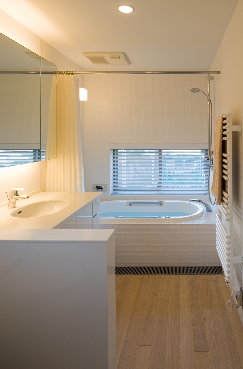  Main Bedroom bathroom 