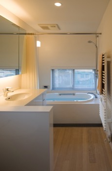  Main Bedroom bathroom 