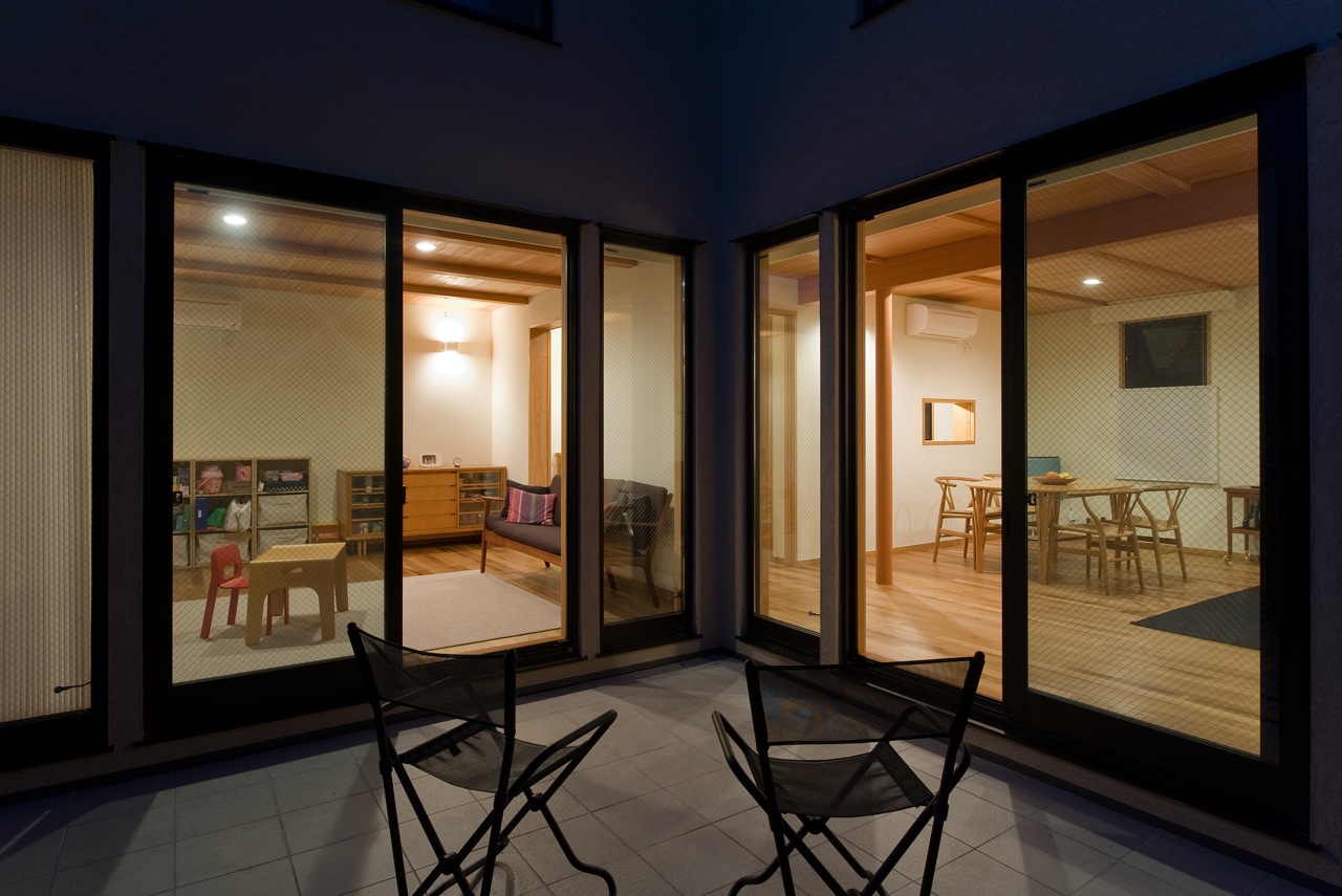  Family and living dining from inner terrace 