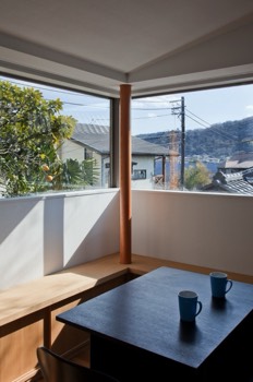  House B/Cliving area corner window 