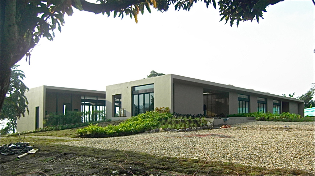  View from the north. Bedrooms wing on the left and social wing on the right. (2010) 