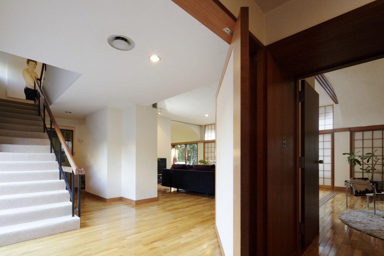  Staircase and living room form entrance hall 