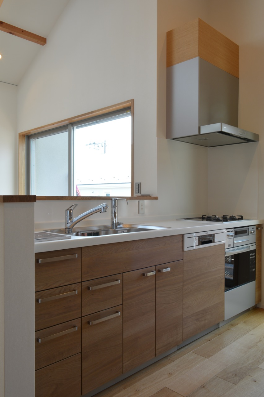  View of the kitchen preparation side. 